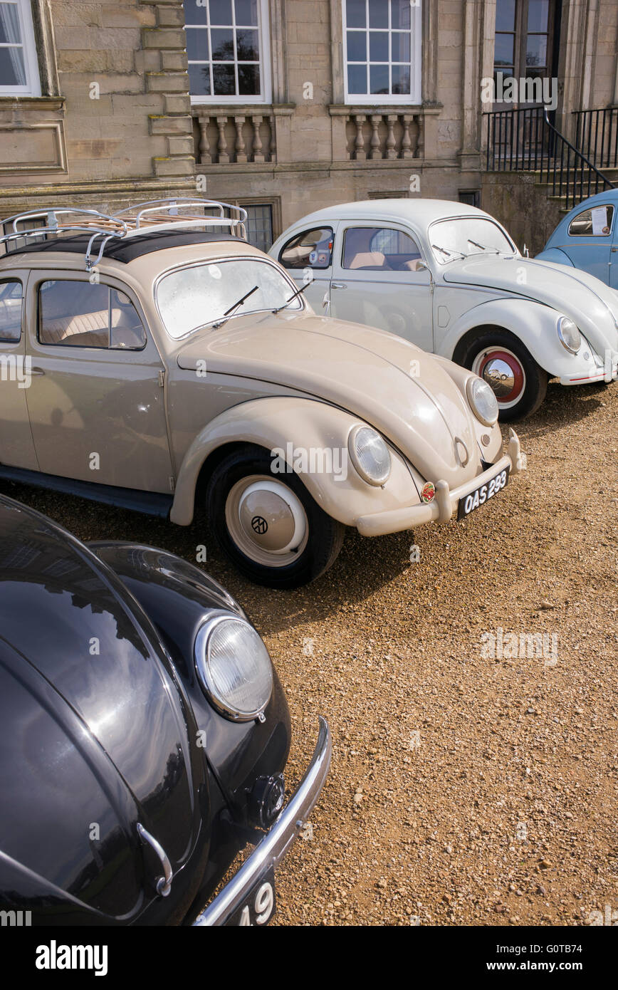 Vintage VW Beetle voitures garées à l'extérieur de l'hôtel de Standford. Le Leicestershire, Angleterre Banque D'Images