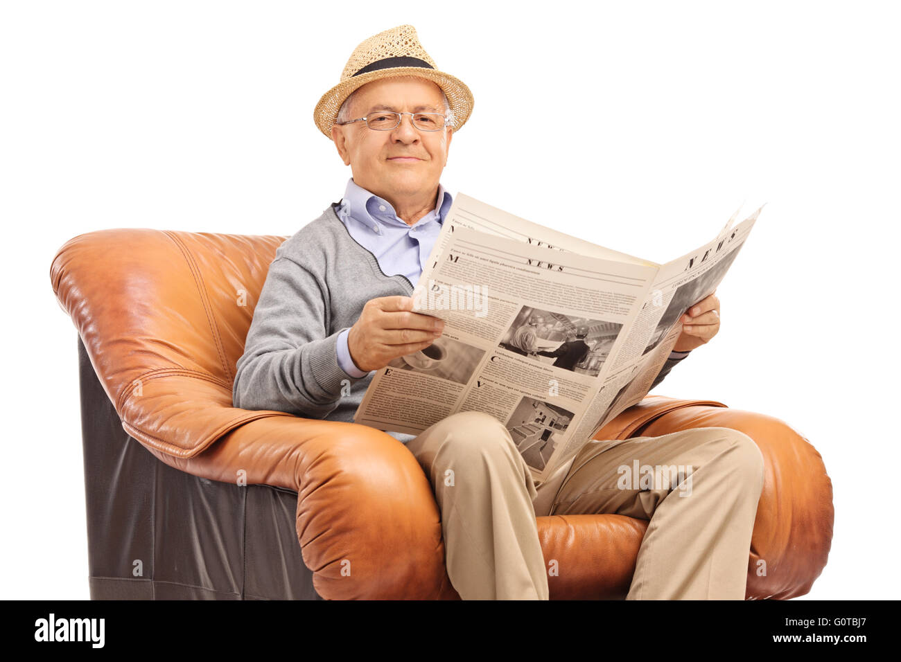 La haute teneur en gentleman lire un journal assis sur un fauteuil confortable, isolé sur fond blanc Banque D'Images