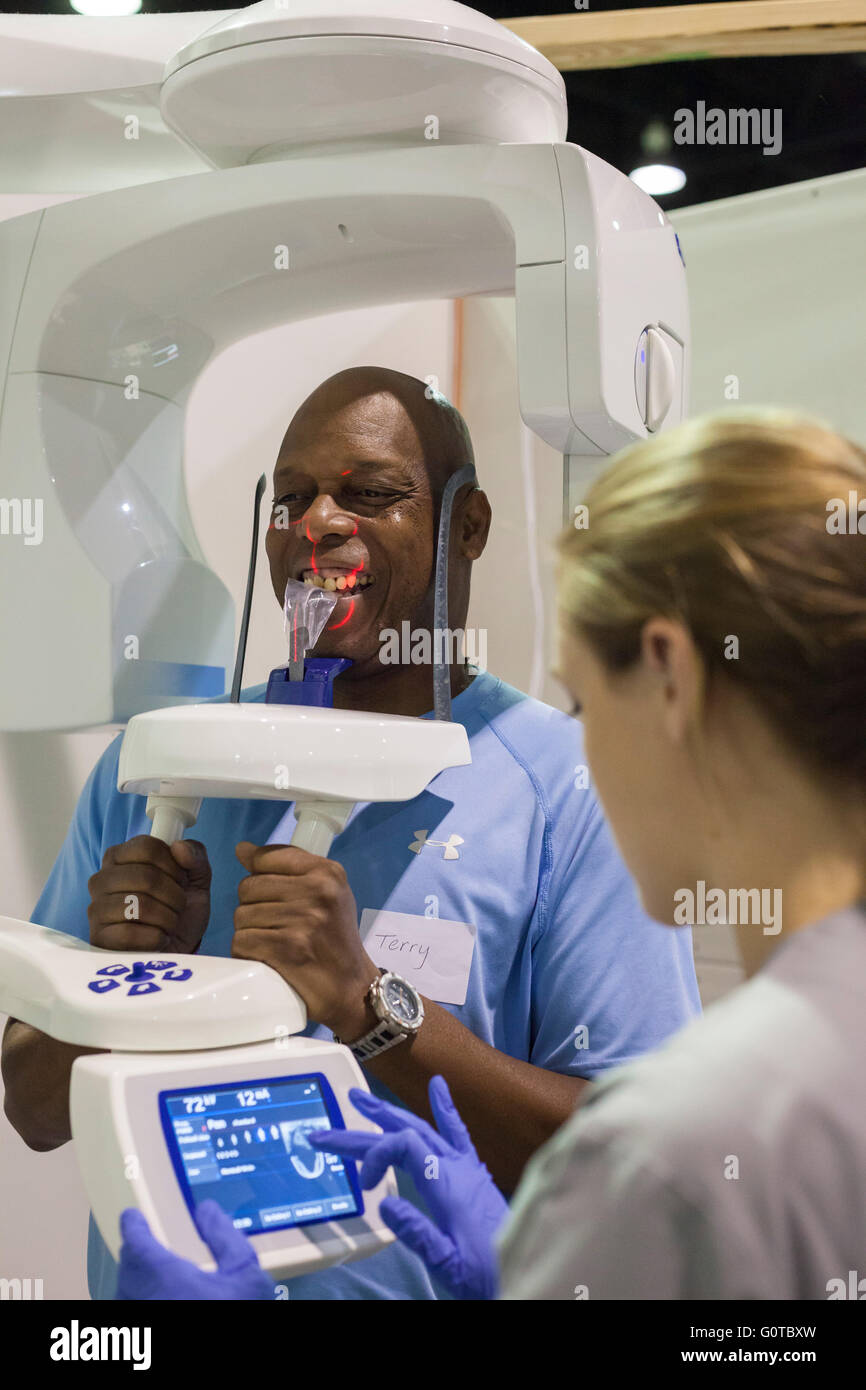 Jacksonville, Floride - une clinique dentaire de deux jours organisé par la Mission à but non lucratif de la miséricorde a traité environ 3 000 patients. Banque D'Images