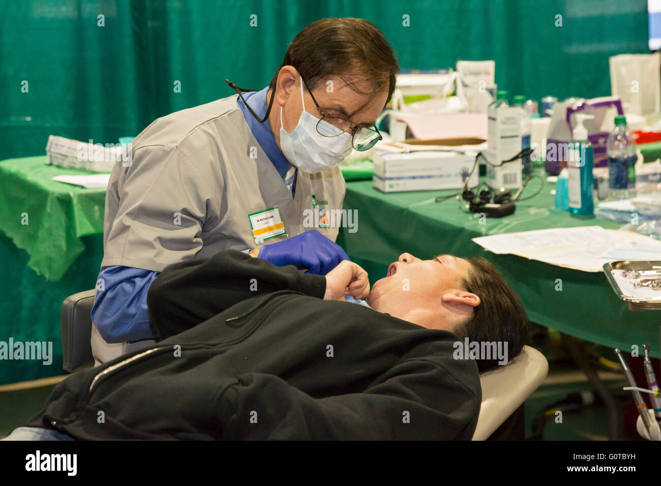 Jacksonville, Floride - une clinique dentaire de deux jours organisé par la Mission à but non lucratif de la miséricorde a traité environ 3 000 patients. Banque D'Images