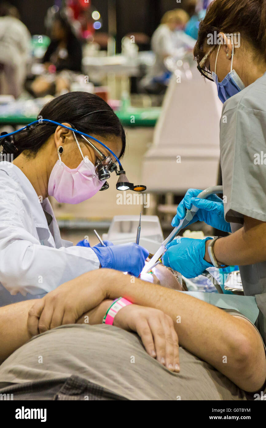 Jacksonville, Floride - une clinique dentaire de deux jours organisé par la Mission à but non lucratif de la miséricorde a traité environ 3 000 patients. Banque D'Images