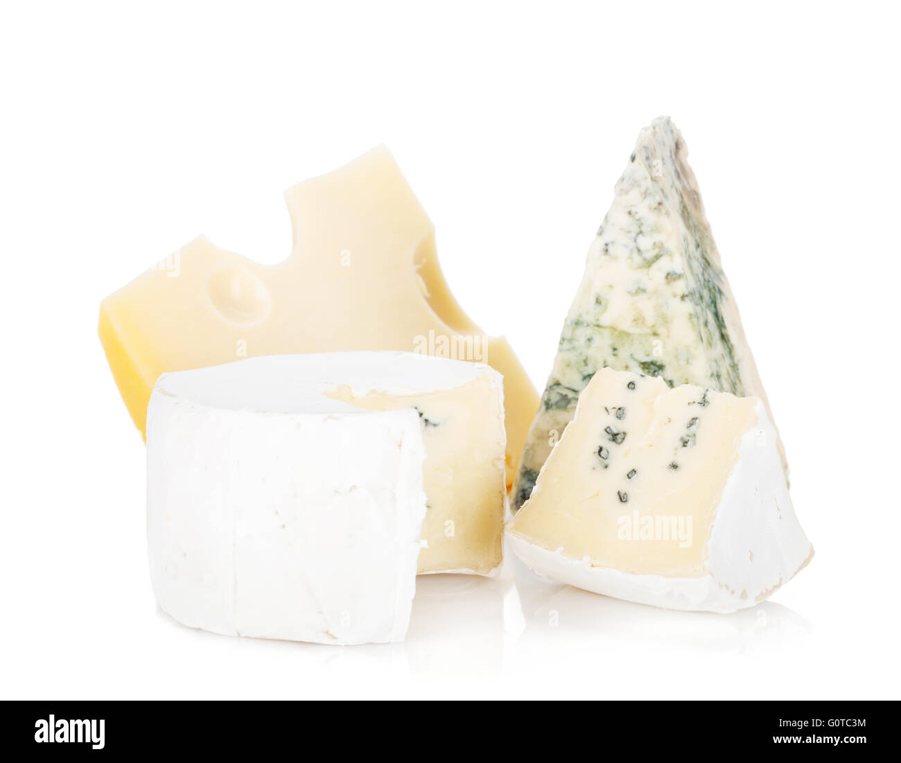 Divers types de fromages. Isolé sur un fond blanc. Banque D'Images