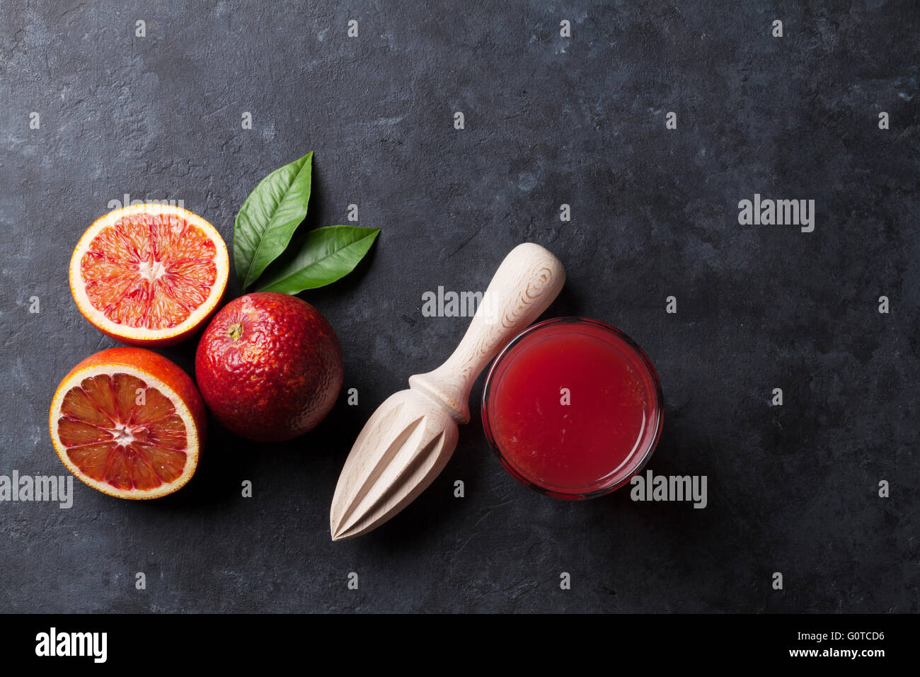 Verre de jus d'oranges et rouges sur fond de pierre. Vue d'en haut Banque D'Images Verre de jus d'oranges et rouges sur fond de pierre. Vue d'en haut Banque D'Images