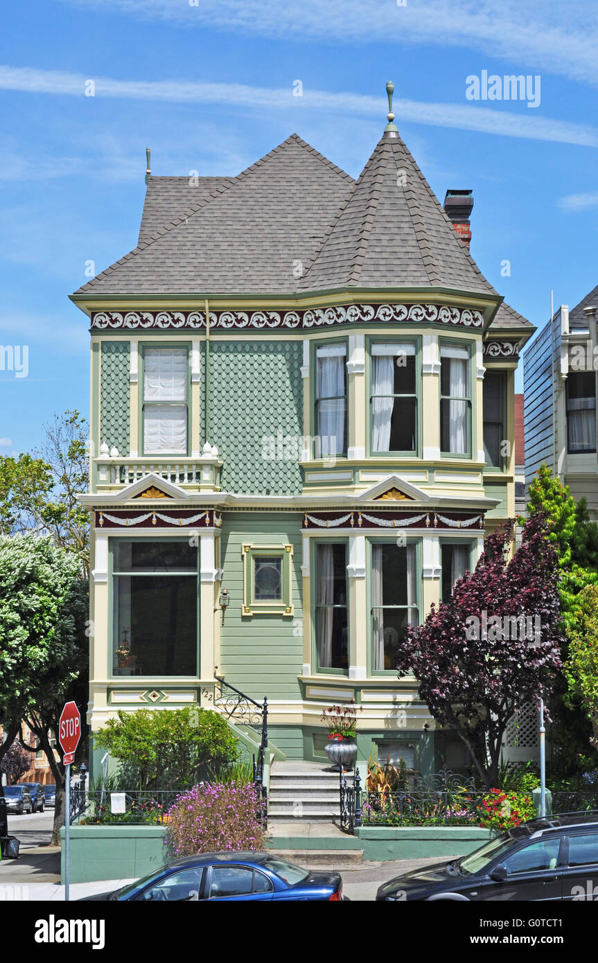 San Francisco, USA : une des belles dames, célèbre symbole de la ville, une rangée de maisons victoriennes colorées à 710-720 Steiner Street Banque D'Images