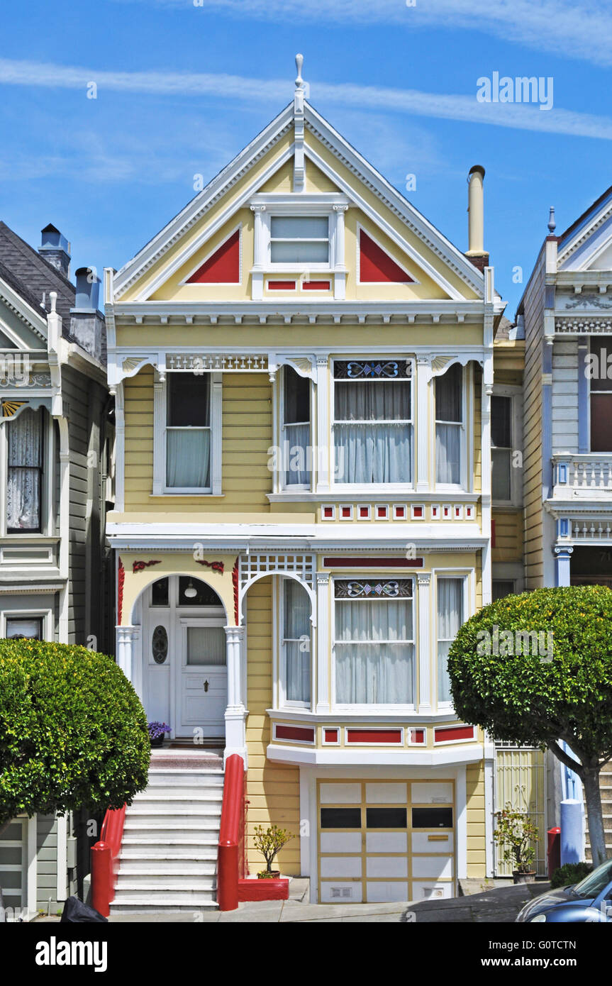 San Francisco, USA : une des belles dames, célèbre symbole de la ville, une rangée de maisons victoriennes colorées à 710-720 Steiner Street Banque D'Images