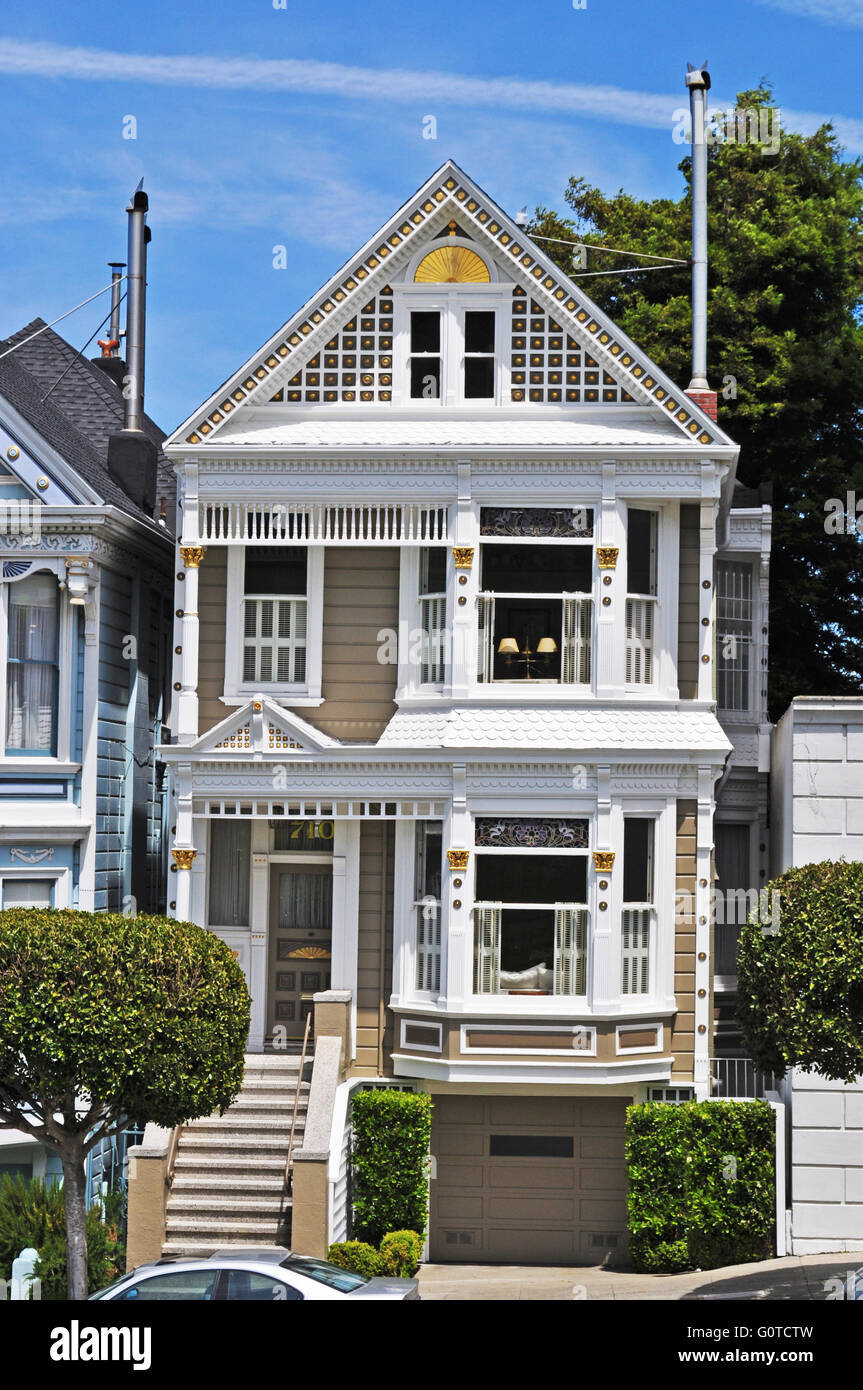 San Francisco, USA : une des belles dames, célèbre symbole de la ville, une rangée de maisons victoriennes colorées à 710-720 Steiner Street Banque D'Images