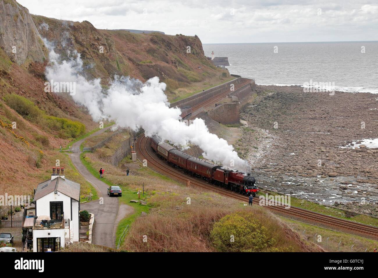 LMS train à vapeur classe Jubilee 45699 Galatea. La baie de Tanyard, Parton, Whitehaven, Cumbria, Angleterre, Royaume-Uni, Europe. Banque D'Images