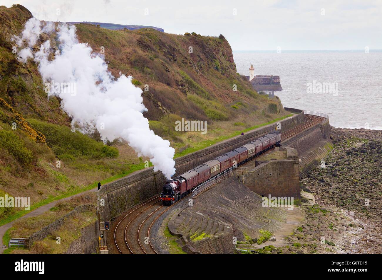 LMS train à vapeur classe Jubilee 45699 Galatea. La baie de Tanyard, Parton, Whitehaven, Cumbria, Angleterre, Royaume-Uni, Europe. Banque D'Images
