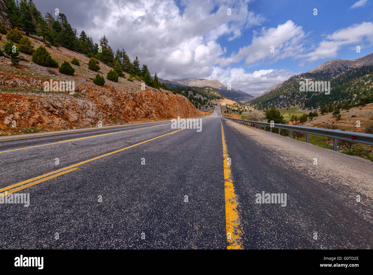 L'autoroute dans la haute montagne Banque D'Images