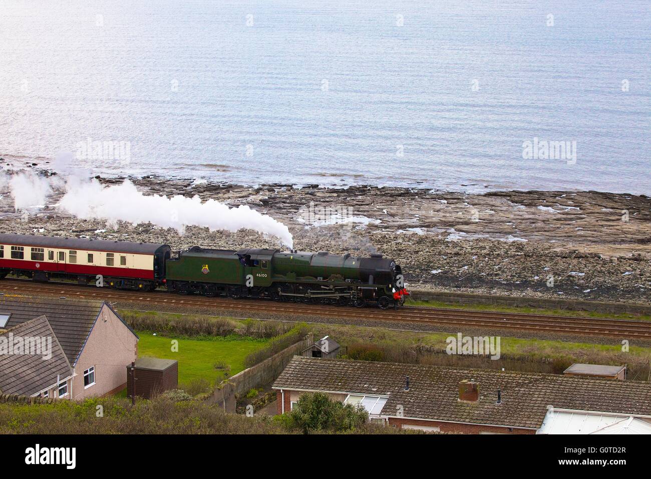 LMS train à vapeur Royal Scot Classe 7P 4-6-0 46100 Royal Scot. La baie de Tanyard, Parton, Whitehaven, Cumbria, Angleterre, Royaume-Uni. Banque D'Images