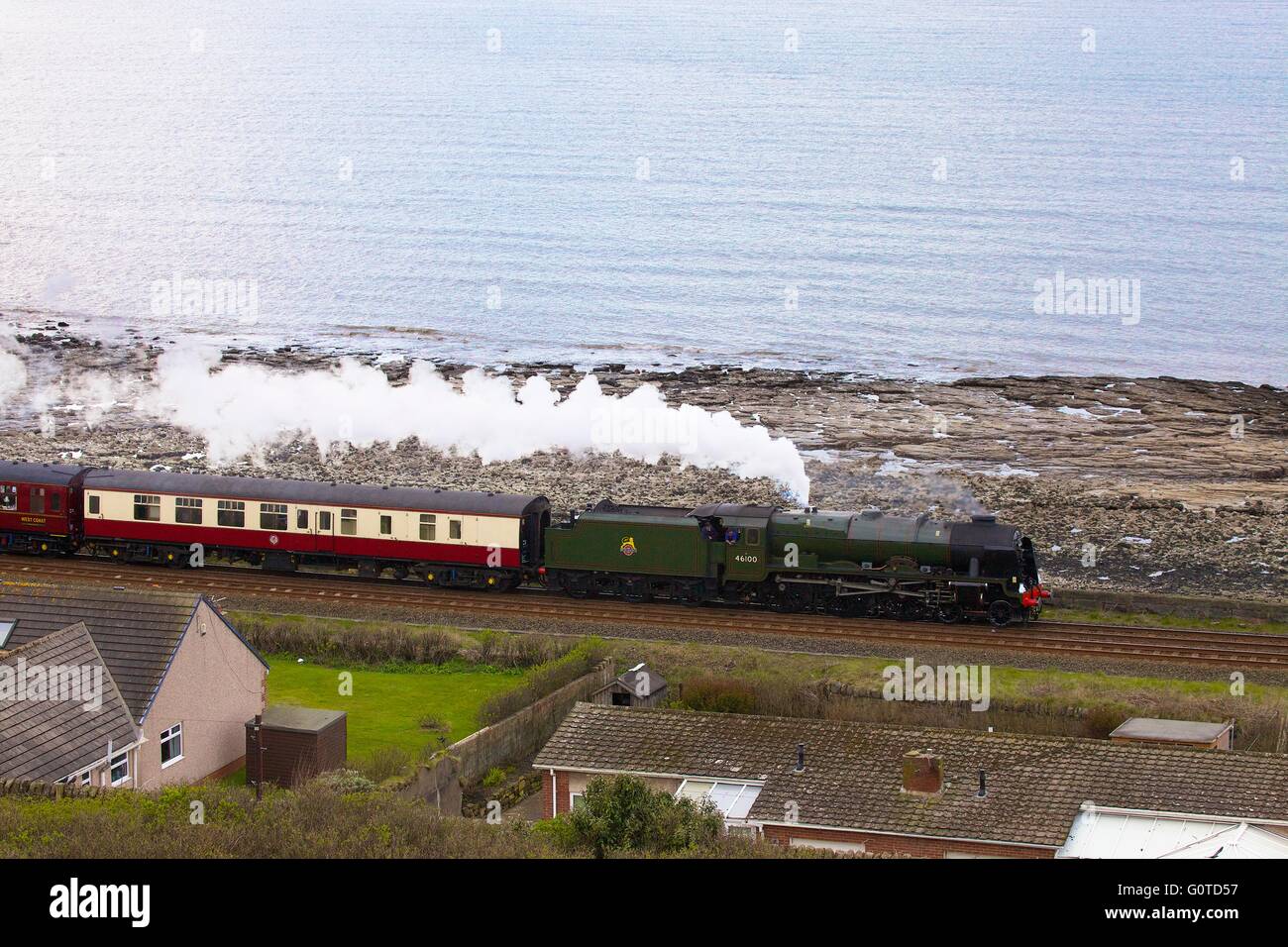 LMS train à vapeur Royal Scot Classe 7P 4-6-0 46100 Royal Scot. La baie de Tanyard, Parton, Whitehaven, Cumbria, Angleterre, Royaume-Uni. Banque D'Images
