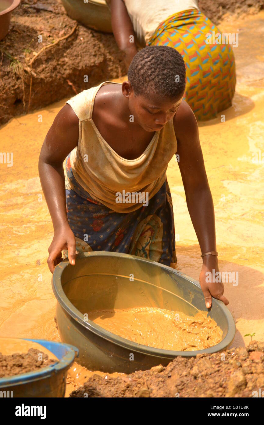Portrait d'une jeune fille sluice de l'or dans une mine artisanale, Côte d'Ivoire Banque D'Images