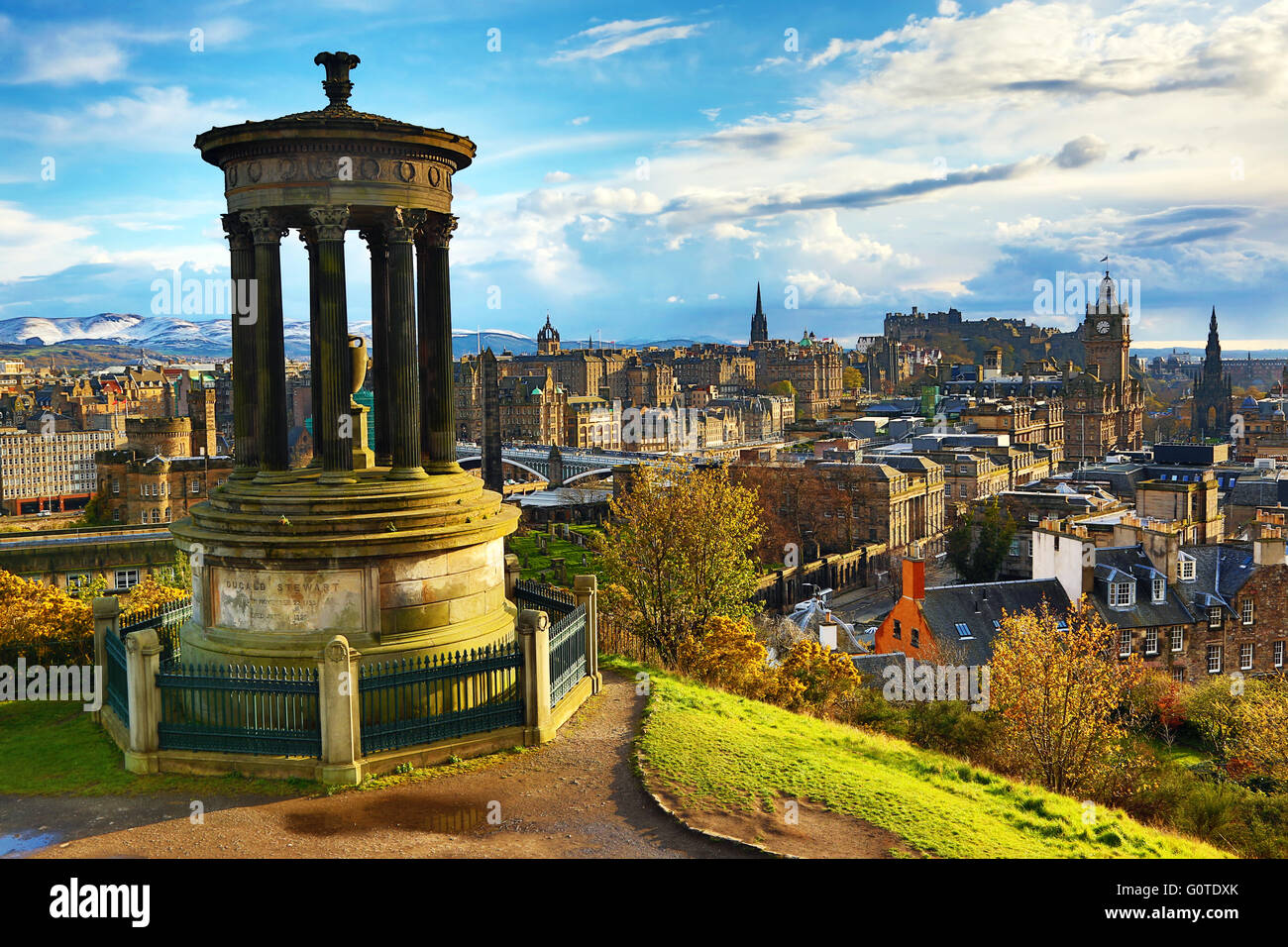 La vue sur la ville de Calton Hill montrant l'Dugald Stewart Monument et château d'Edimbourg à Edimbourg, Ecosse, Royaume-Uni Banque D'Images