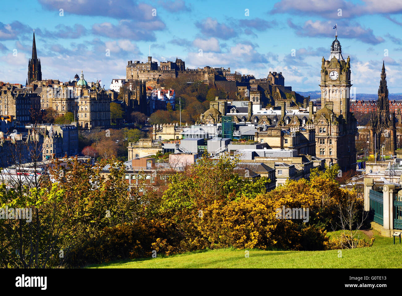 La vue sur la ville de Calton Hill montrant l'Hôtel Balmoral tour de l'horloge et le château d'Édimbourg à Édimbourg, en Écosse, Royaume-Uni Banque D'Images