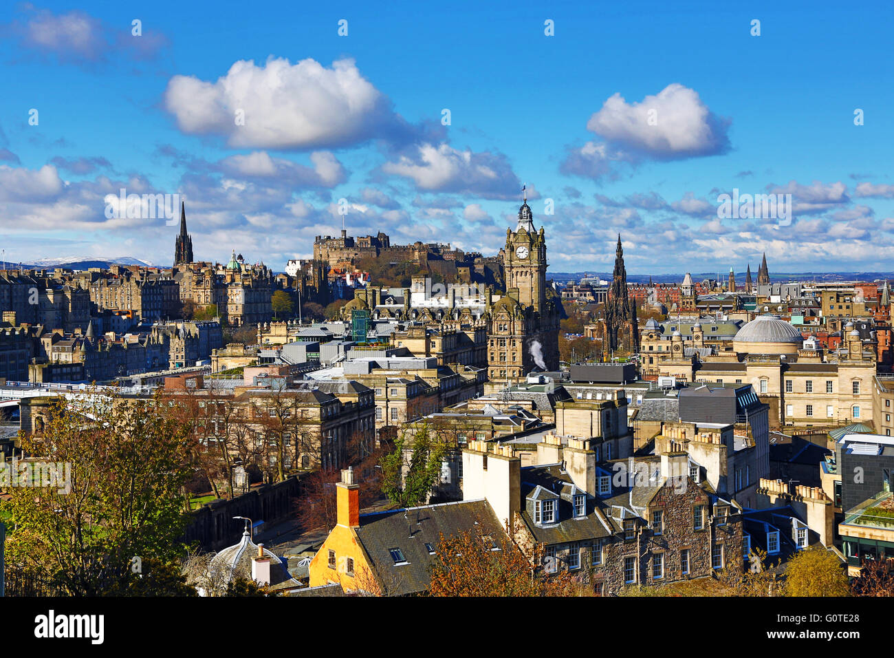 La vue sur la ville de Calton Hill montrant l'Hôtel Balmoral tour de l'horloge et le château d'Édimbourg à Édimbourg, en Écosse, Royaume-Uni Banque D'Images