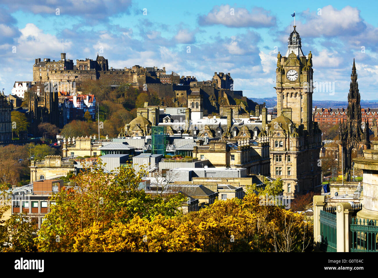 La vue sur la ville de Calton Hill montrant l'Hôtel Balmoral tour de l'horloge et le château d'Édimbourg à Édimbourg, en Écosse, Royaume-Uni Banque D'Images
