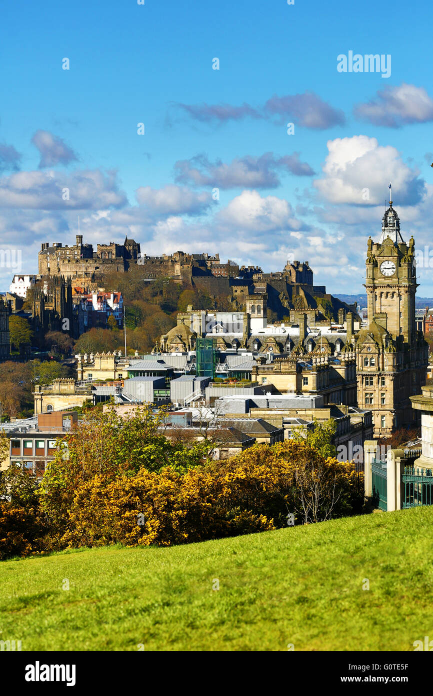 La vue sur la ville de Calton Hill montrant l'Hôtel Balmoral tour de l'horloge et le château d'Édimbourg à Édimbourg, en Écosse, Royaume-Uni Banque D'Images