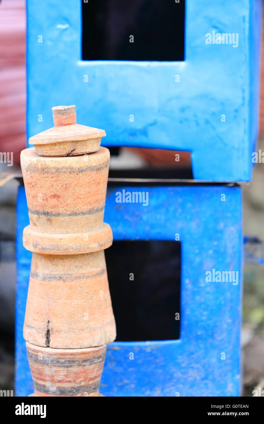 La poterie d'argile non identifiés avant d'empiler les éléments métalliques peints bleu morceaux carrés. Stocker dans Adi Haki marché de Mek'ele-Ethiopie. Banque D'Images