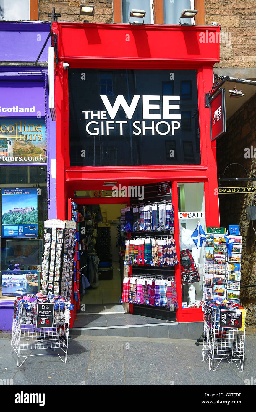 Au bout de la boutique de souvenirs vendant des souvenirs de voyage à Edinburgh, Ecosse, Royaume-Uni Banque D'Images