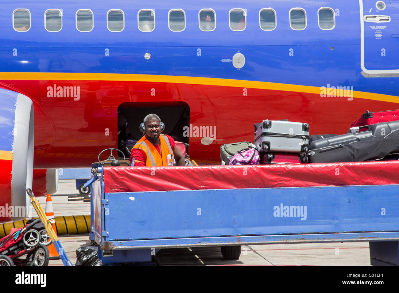 Fort Lauderdale, Floride - Southwest Airlines un bagagiste charge un avion à l'Aéroport International de Fort Lauderdale-Hollywood Banque D'Images