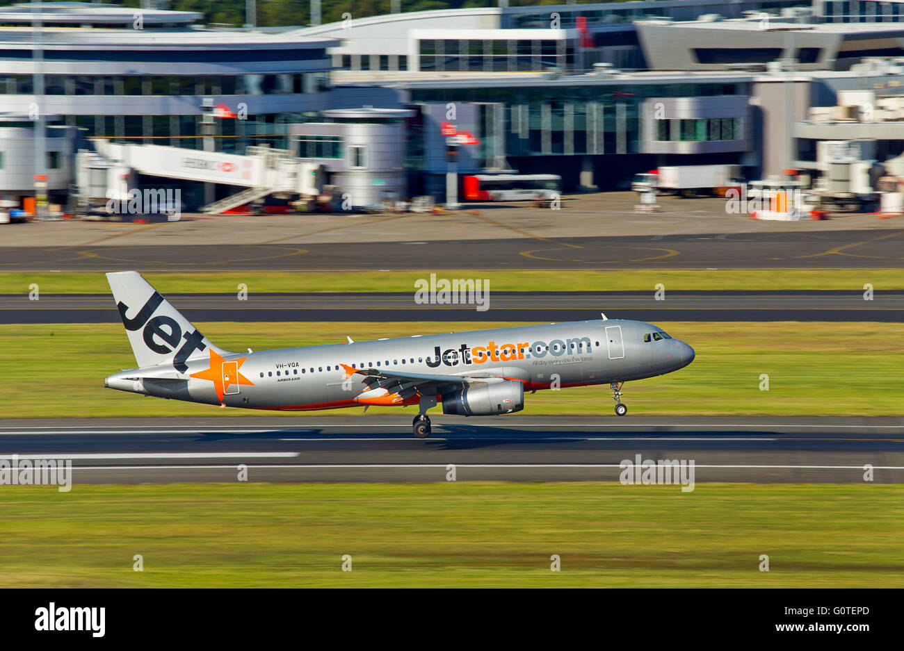 Jetstar un Airbus A320 atterrit à l'aéroport de Sydney. Une vitesse d'obturation lente a été utilisé pour créer le mot Banque D'Images