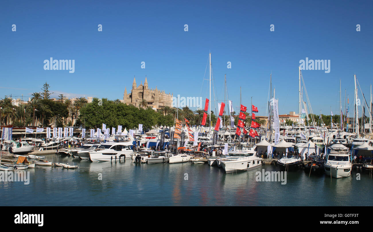 Images de Palma International Boat Show 2016 et Palma Superyacht Show 2016 - panorama de yachts et bateaux  + La cathédrale de Palma Banque D'Images