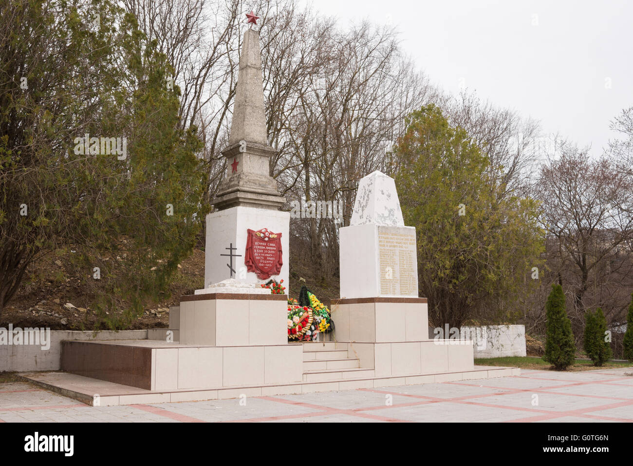 Sukko, Russie - 15 mars 2016 : une vue de la tombe commune de soldats soviétiques et les civils dans le village de Sukko, décédé fi Banque D'Images