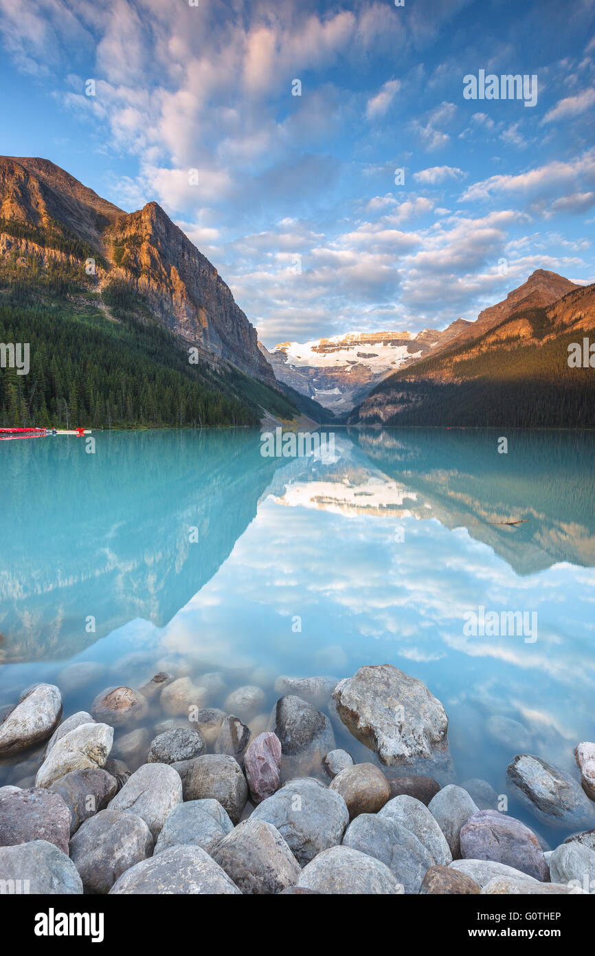 Le magnifique Lac Louise, l'un des plus beaux endroits dans les Rocheuses, par le lever du soleil. Le parc national Banff, Alberta, Canada. Banque D'Images