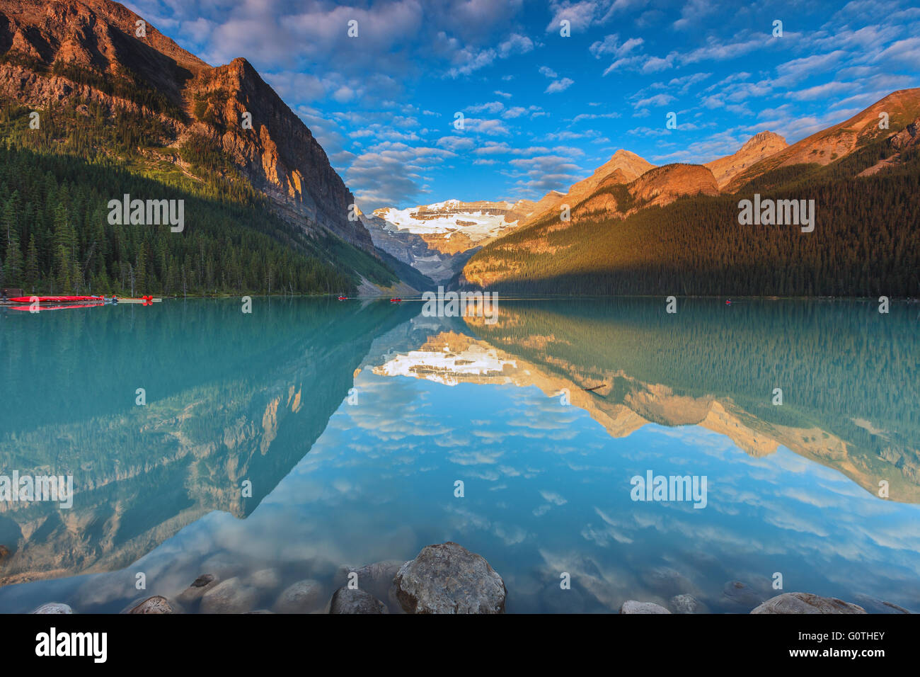 Le magnifique Lac Louise, l'un des plus beaux endroits dans les Rocheuses, par le lever du soleil. Le parc national Banff, Alberta, Canada. Banque D'Images