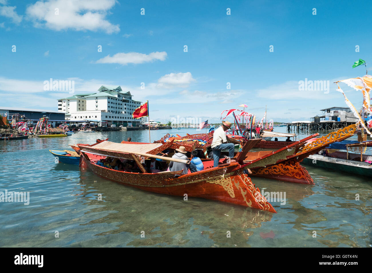 Le bateau de Bajau traditionnel appelé Lepa Lepa décorées de couleurs drapeau Sambulayang Banque D'Images