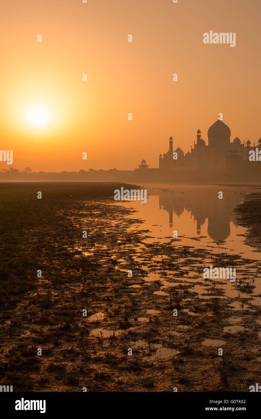 Taj Mahal voir avec la réflexion à partir de la rivière Yamuna banque. Photo prise au lever du soleil avec matin brumeux. Banque D'Images