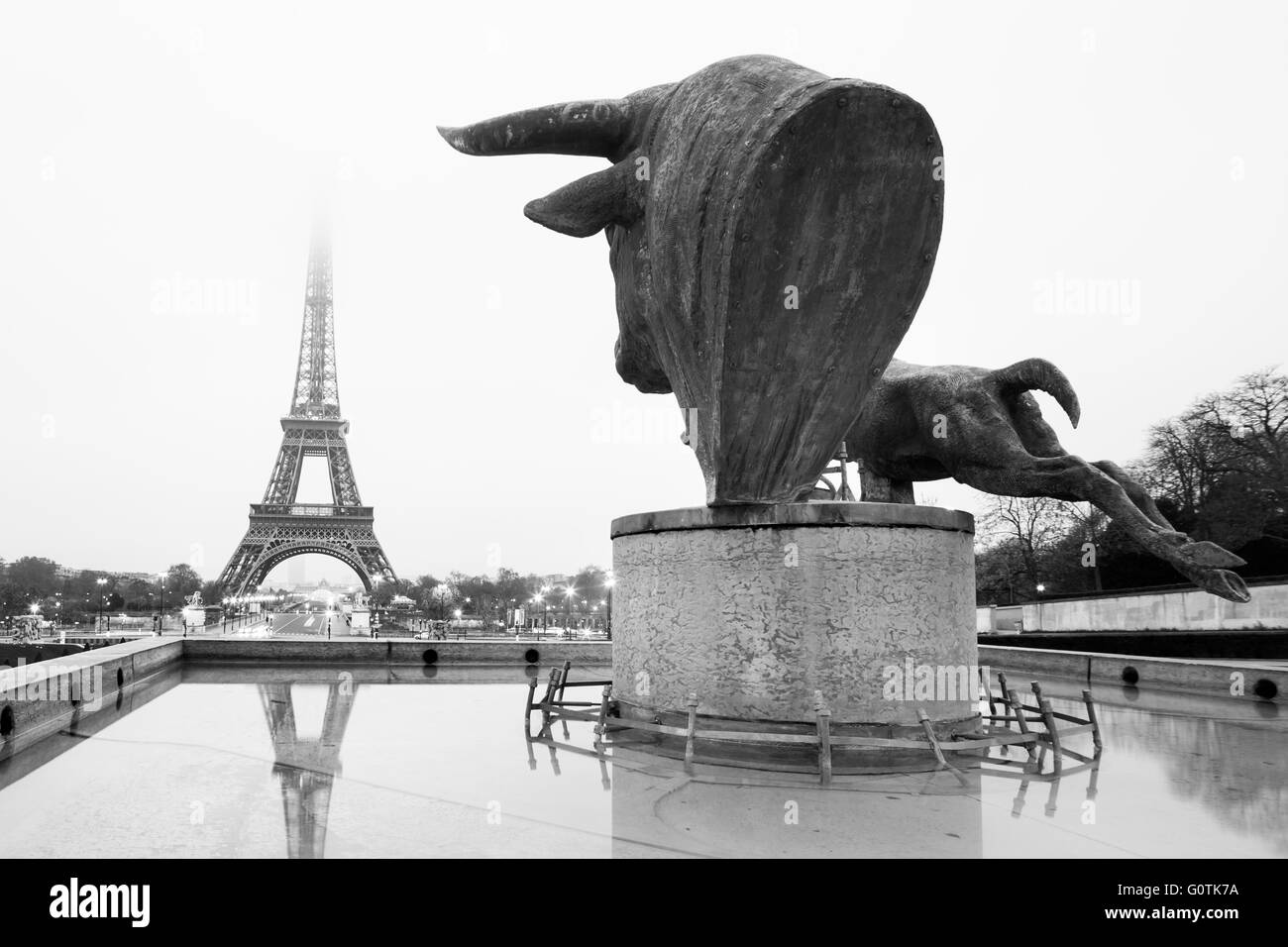 Sculptures sur le Trocadéro et la Tour Eiffel à Paris. Banque D'Images