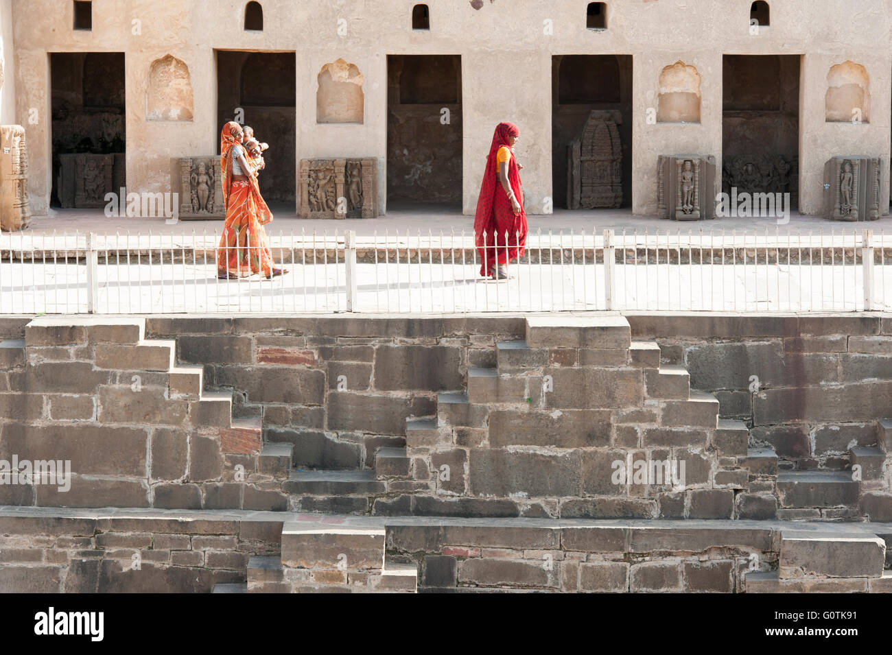 Les personnes traversant le Chand Baori Abhaneri situé à Jaipur, Inde. Banque D'Images