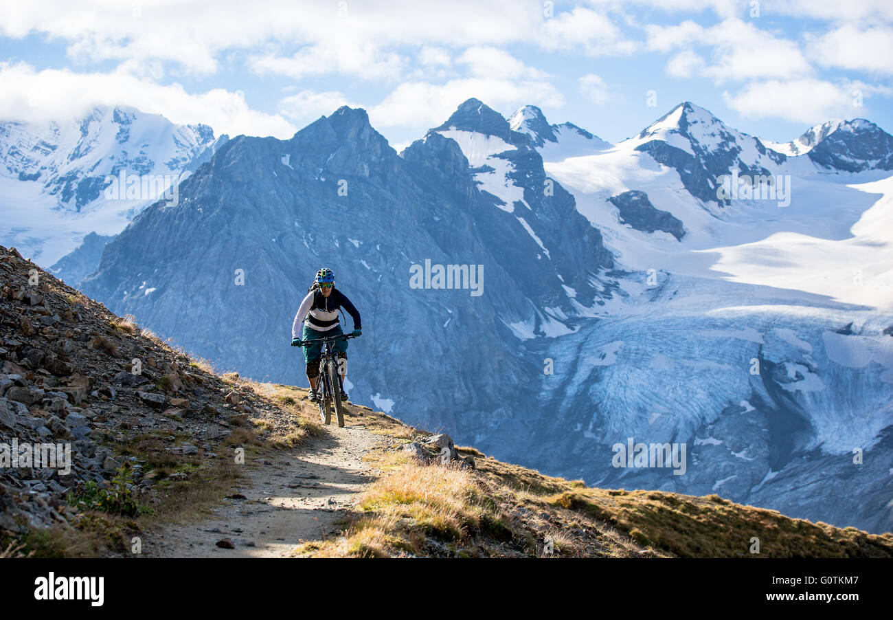 Femme sur vtt sentier forestier, le Tyrol du Sud, Italie Banque D'Images