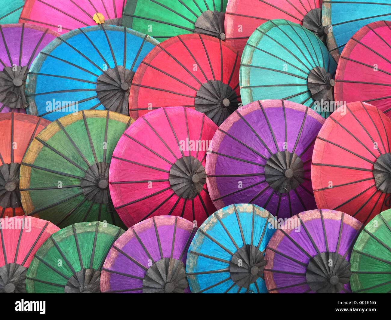 Parasols multicolores en marché, Luang Prabang, Laos Banque D'Images