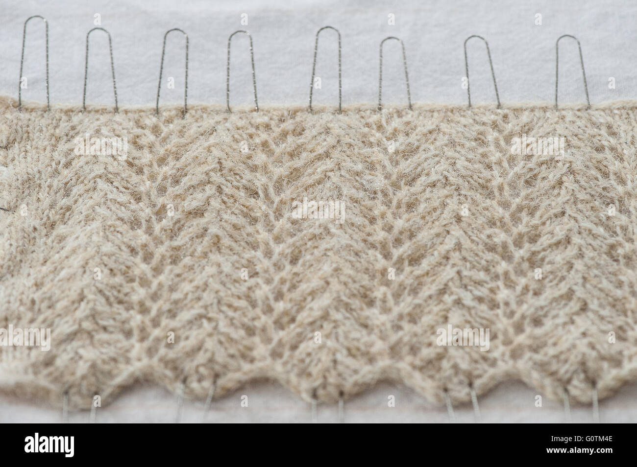 Dentelle tricotée exemple de travail d'être bloqués par voie humide Banque D'Images