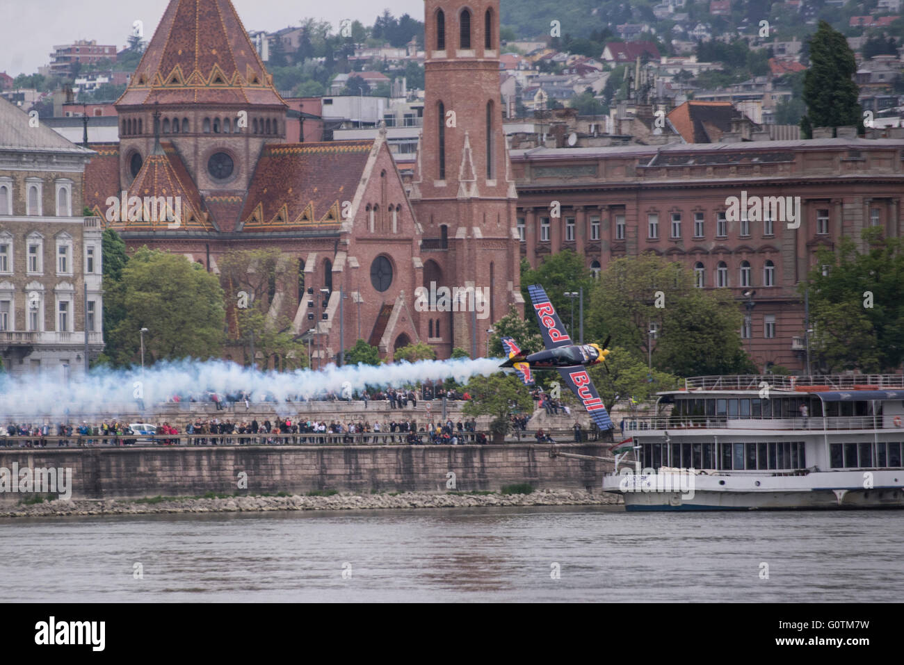 Un Corvus Racer 540 Red Bull Air Race survole le Danube, au cours d'un spectacle aérien à la ville de Budapest, le dimanche, Mai 1, 2016 en Hongrie. Banque D'Images