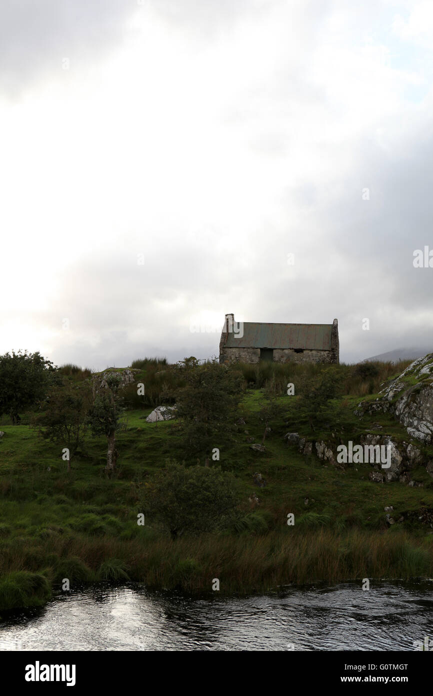 Abandonné cottage dans le parc national du Connemara, du Connemara, dans le comté de Galway, Irlande, Europe Banque D'Images