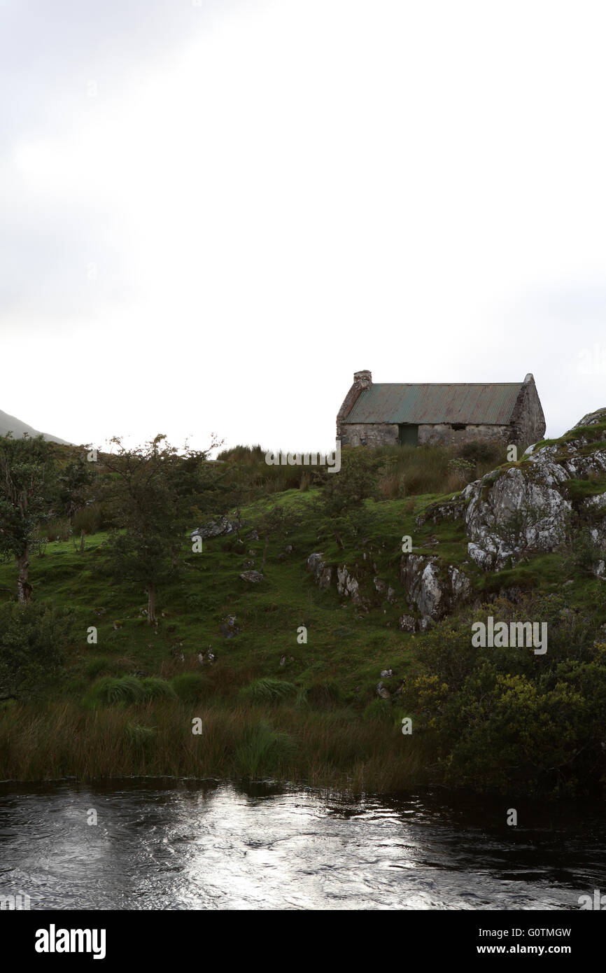 Abandonné cottage dans le parc national du Connemara, du Connemara, dans le comté de Galway, Irlande, Europe Banque D'Images