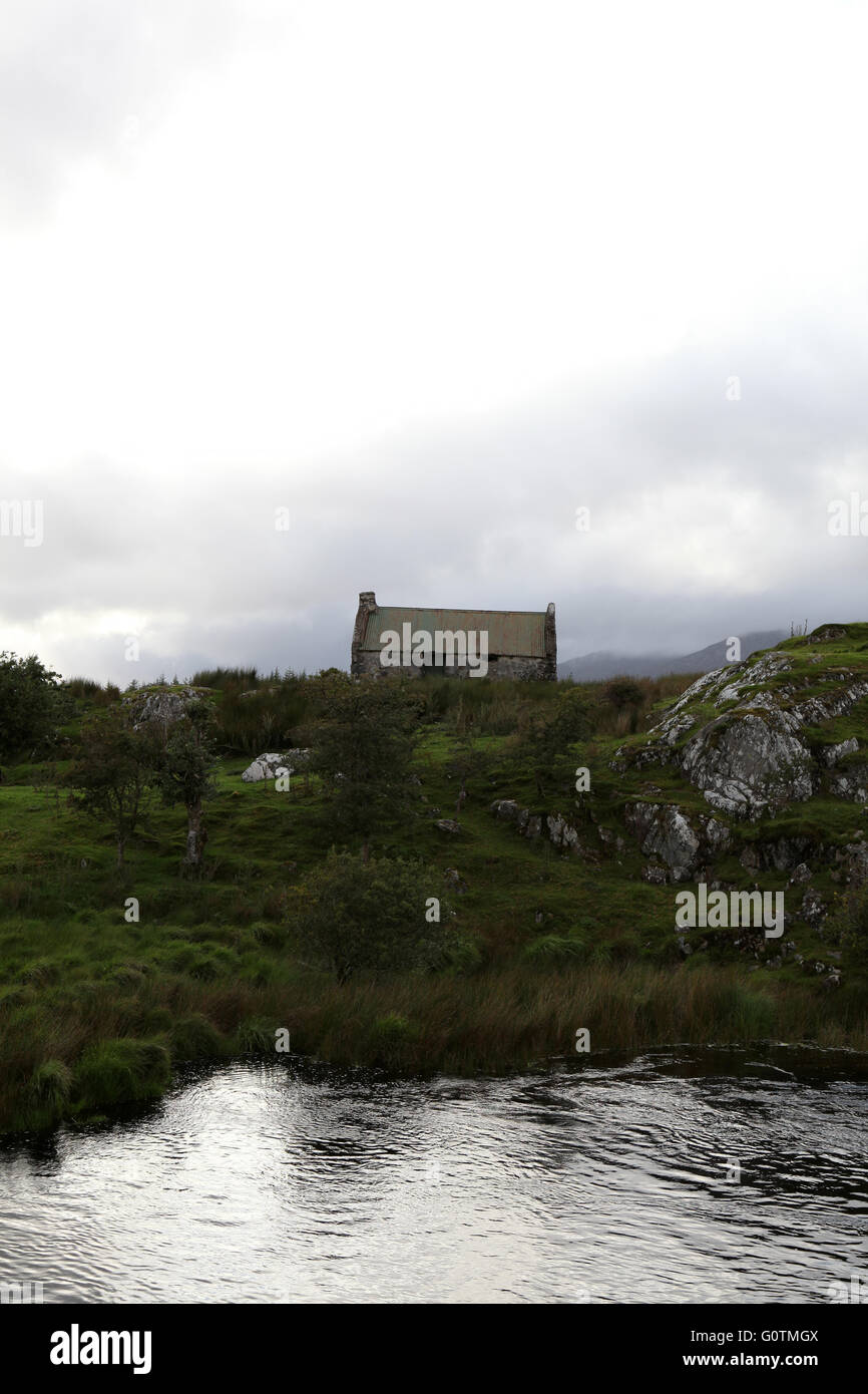 Abandonné cottage dans le parc national du Connemara, du Connemara, dans le comté de Galway, Irlande, Europe Banque D'Images