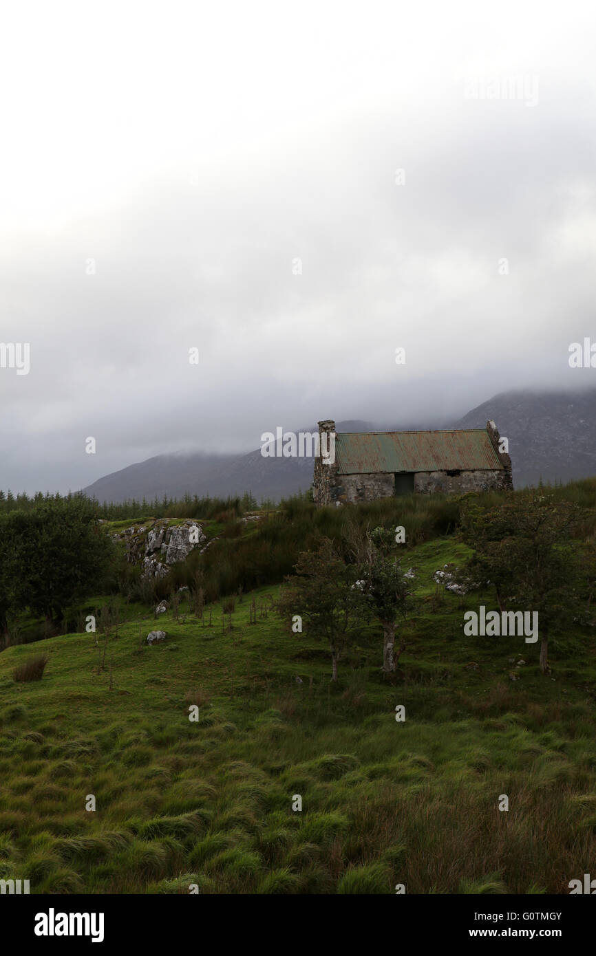 Abandonné cottage dans le parc national du Connemara, du Connemara, dans le comté de Galway, Irlande, Europe Banque D'Images