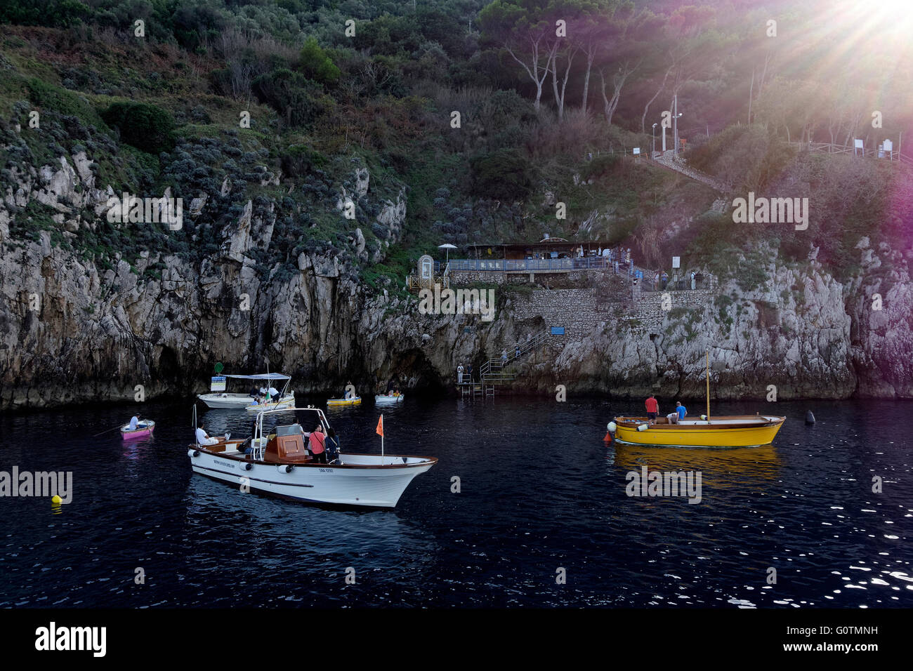 Les touristes en bateaux à l'entrée de la grotte bleue, Capri, Campanie, Italie, Europe Banque D'Images