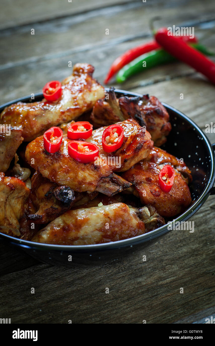 Hot chili épicé des ailes de poulet en sauce Banque D'Images