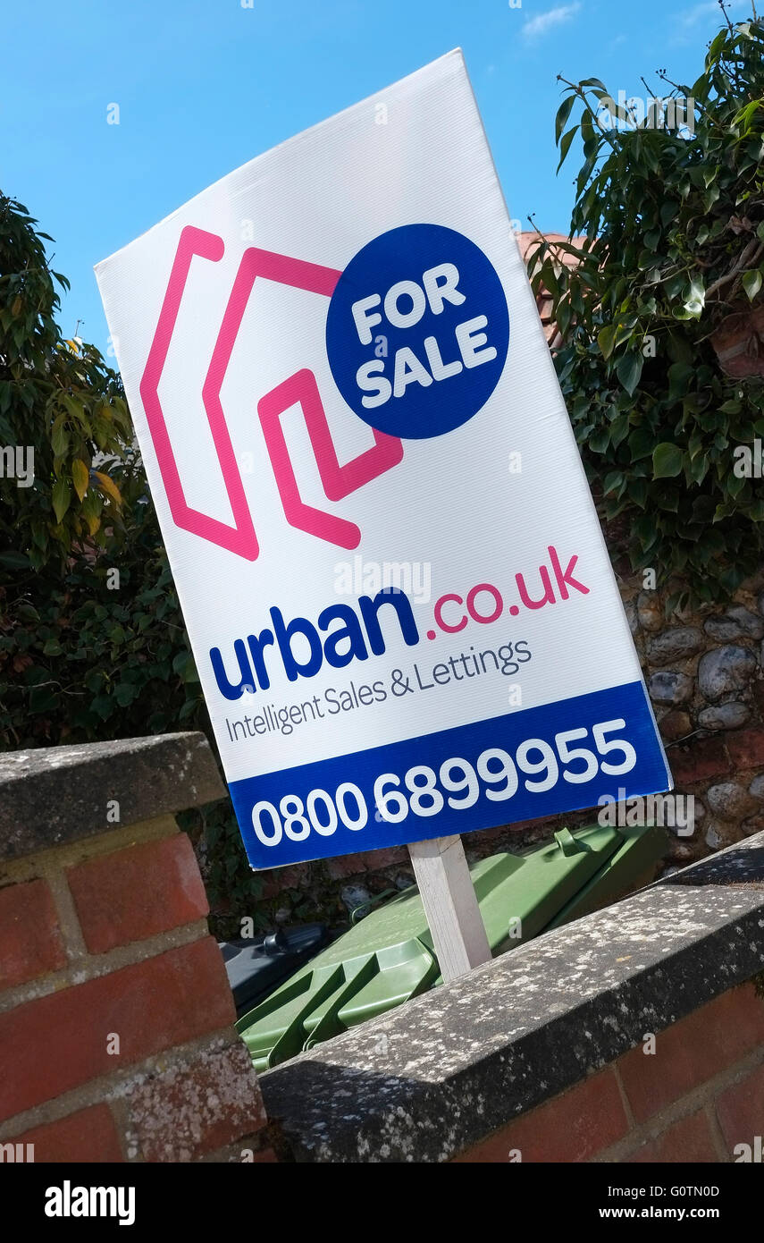 En ligne, urbain, sur le web, les agents immobiliers de signe Banque D'Images En ligne, urbain, sur le web, les agents immobiliers de signe Banque D'Images