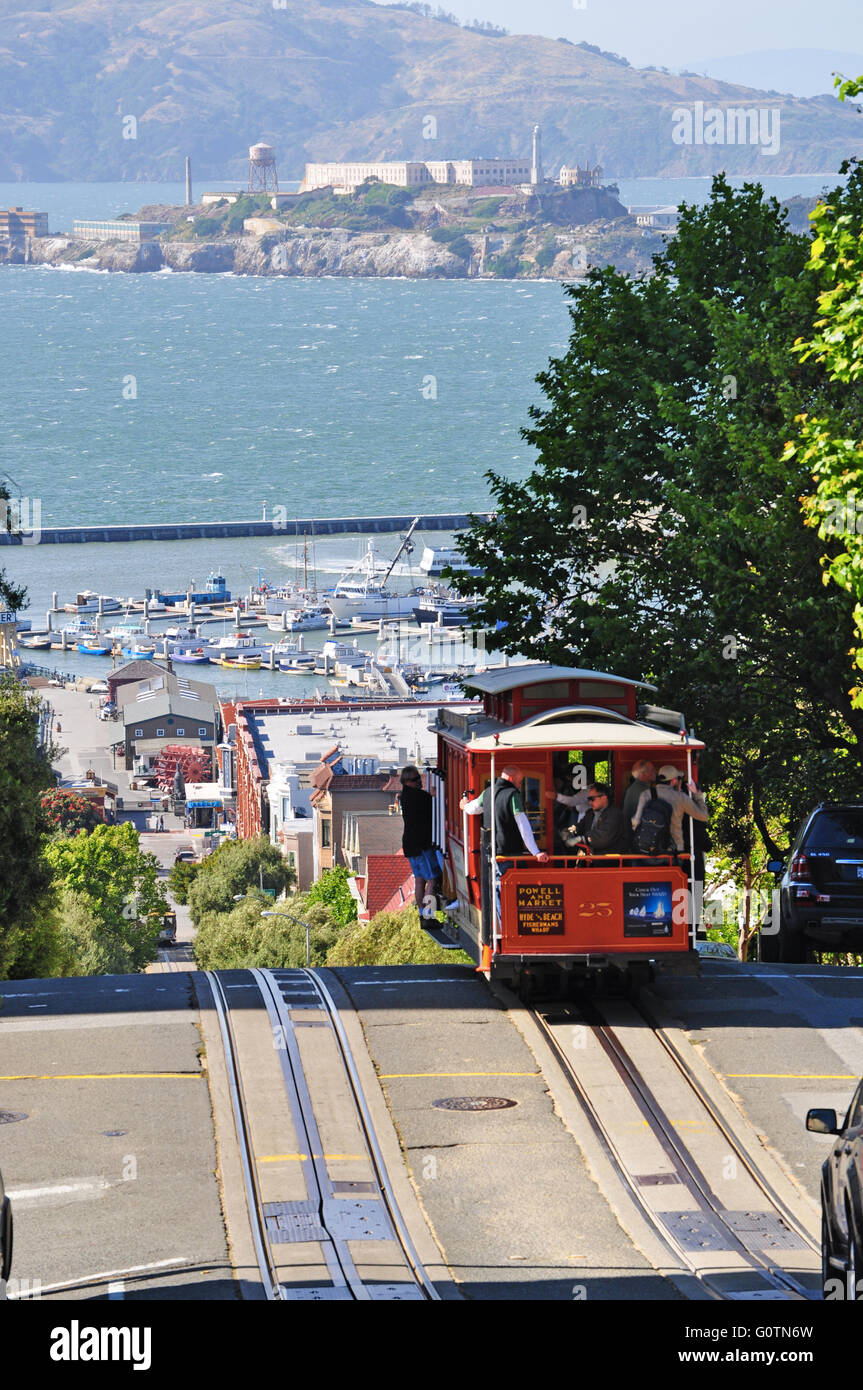 San Francisco, États-Unis d'Amérique, USA : un téléphérique sur rails dans Hyde Street avec l'île d'Alcatraz sur l'arrière-plan Banque D'Images