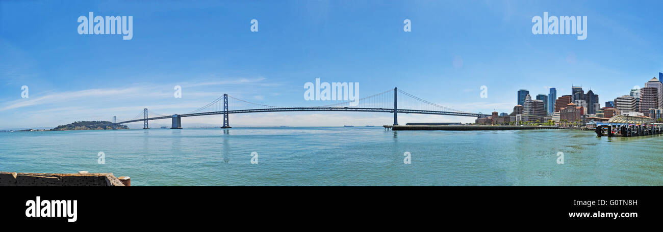 San Francisco, Californie, USA : vue panoramique sur le pont de la baie, le San Francisco-Oakland Bay Bridge, ouverte le 12 novembre 1936 Banque D'Images