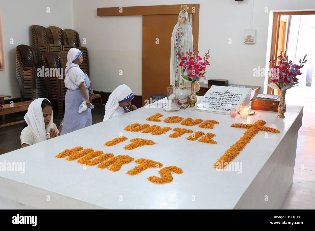 Moniales de prier sur la tombe de Mère Teresa à la Maison Mère des Missionnaires de la Charité (sœurs de Mère Teresa de Calcutta), Calcutta, Inde Banque D'Images