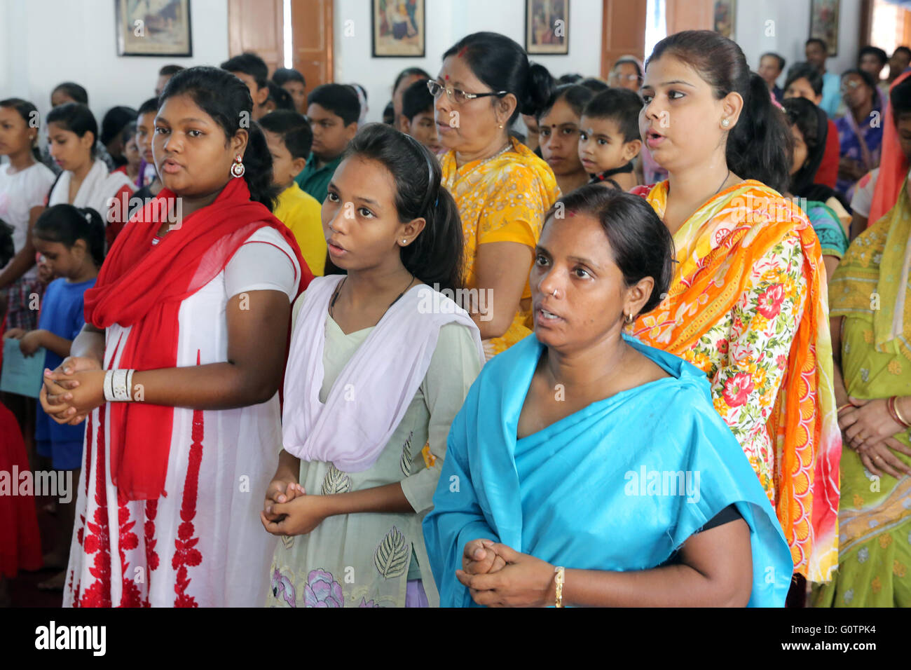 Les croyants chrétiens priant catholique romaine au cours de la messe du dimanche dans une petite église à Calcutta, Inde Banque D'Images