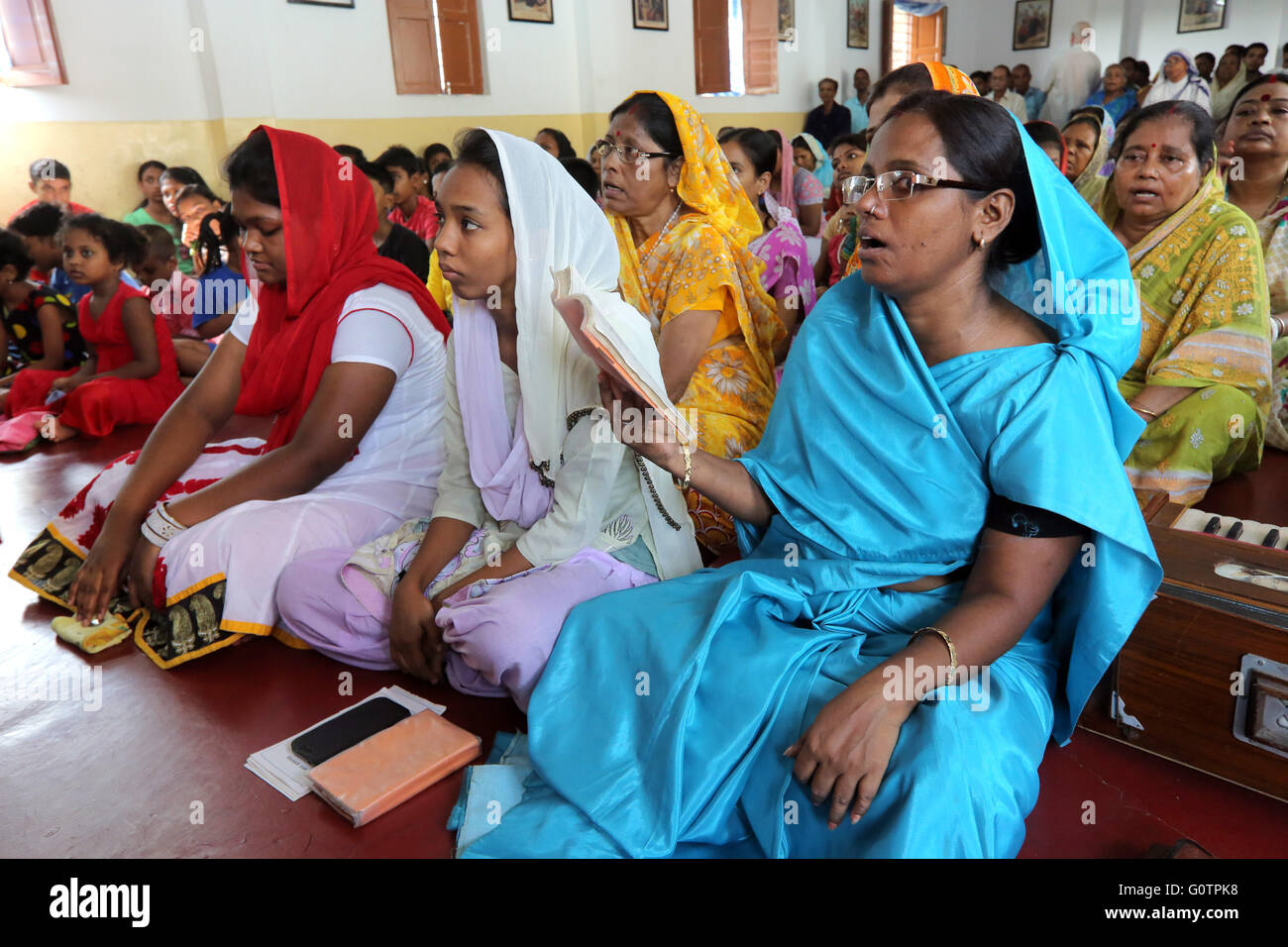 Des chants religieux chrétiens catholiques romains au cours de la messe du dimanche dans une petite église à Calcutta, Inde Banque D'Images