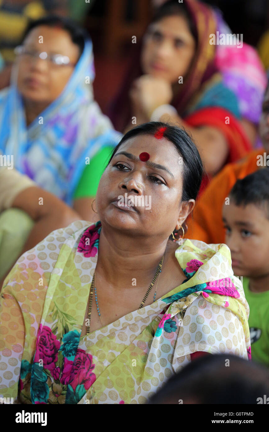 Les croyants chrétiens catholiques romains au cours de la messe du dimanche dans une petite église à Calcutta, Inde Banque D'Images